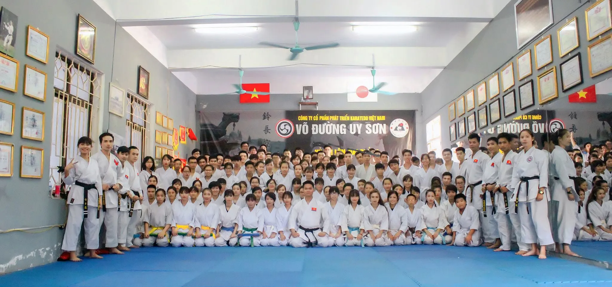 Môn sinh và huấn luyện viên tại phòng tập Võ Đường Uy Sơn