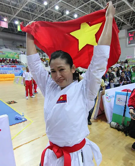 Tấm HC vàng đặc biệt của ’nữ hoàng kata’ Hoàng Ngân