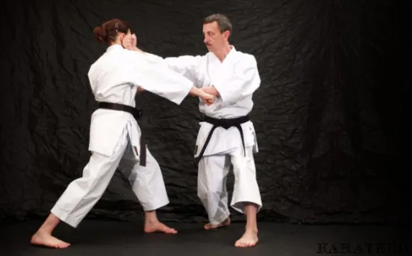 Sự khác biệt trong tập luyện và giao đấu của Kumite